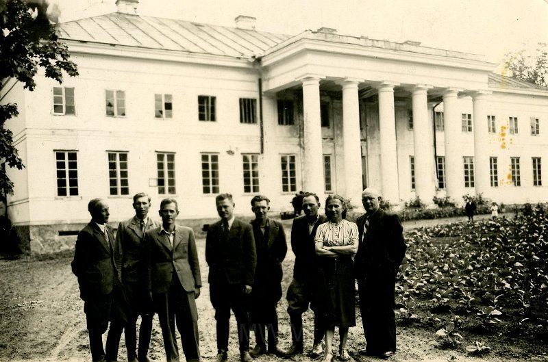 KKE 4747.jpg - Fot. Pracownicy przed pałacem Chaleckich. Pracownicy administracyjni pałacu Chaleckich, Cerkliszki, 1943 r.